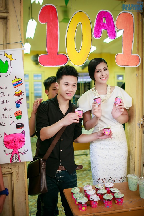 Hoa hậu Ngọc Hân dịu dàng về thăm trường cũ