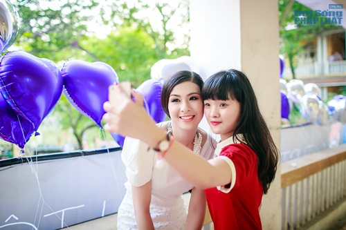 Hoa hậu Ngọc Hân dịu dàng về thăm trường cũ