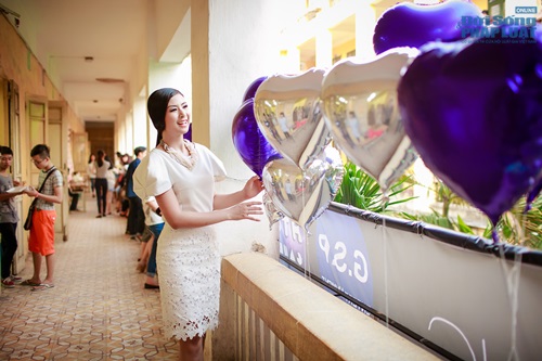Hoa hậu Ngọc Hân dịu dàng về thăm trường cũ