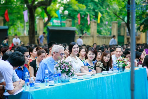 Hoa hậu Ngọc Hân dịu dàng về thăm trường cũ