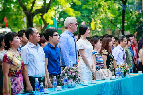 Hoa hậu Ngọc Hân dịu dàng về thăm trường cũ