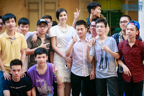 Hoa hậu Ngọc Hân dịu dàng về thăm trường cũ