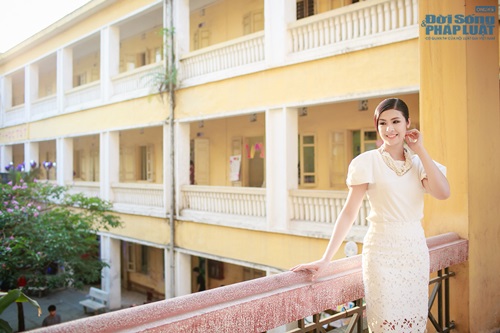 Hoa hậu Ngọc Hân dịu dàng về thăm trường cũ