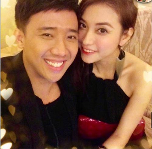 Mai Hồ xếp hoa hồng trái tim tặng quà Trấn Thành Mai Hồ xếp hoa hồng trái tim tặng quà Trấn Thành