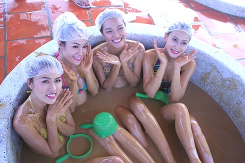 Thí sinh Hoa hậu Đại dương tắm bùn, xả hơi trước đêm chung kết Thí sinh Hoa hậu Đại dương tắm bùn, xả hơi trước đêm chung kết