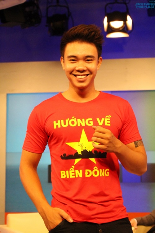 Đông Hùng mặc áo in cờ đỏ sao vàng hướng về biển Đông