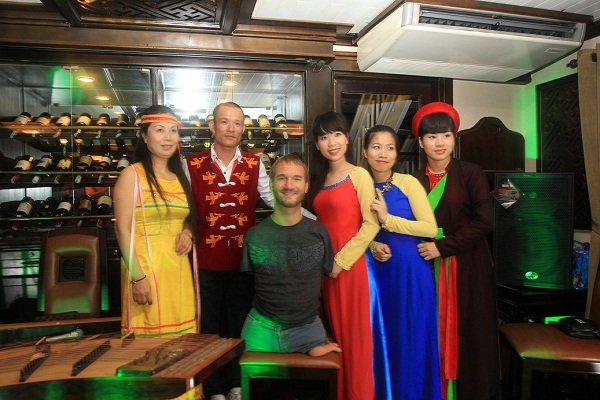 Nick Vujicic thưởng ngoạn thắng cảnh Vịnh Hạ Long