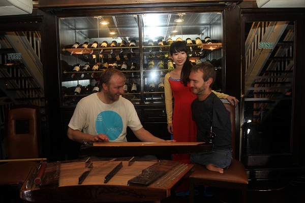 Nick Vujicic thưởng ngoạn thắng cảnh Vịnh Hạ Long