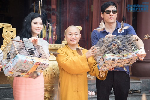 Lý Nhã Kỳ, Ngô Quang Hải tới chùa tham gia nghi lễ cầu hòa bình