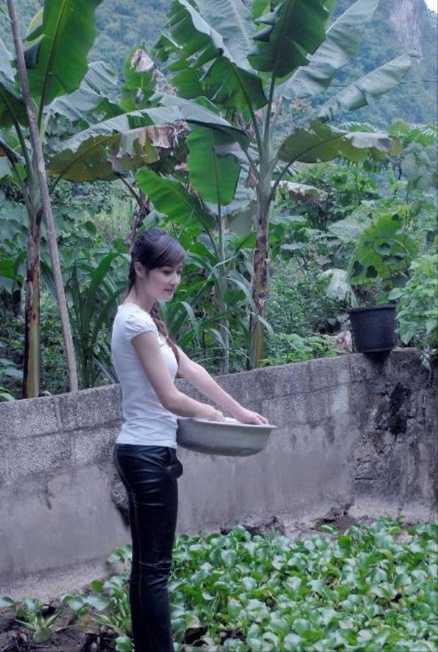 Sau scandal trả vương miện, Triệu Thị Hà về quê Sau scandal trả vương miện, Triệu Thị Hà về quê