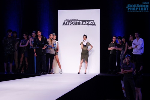 Xuân Lan diện trang phục quan đội làm đạo diễn catwalk 