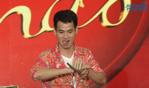 Mặc ốm, Xuân Bắc đóng vai hiệp sĩ của trẻ nhỏ