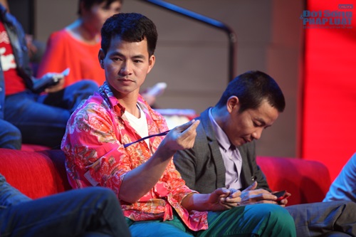 Mặc ốm, Xuân Bắc đóng vai hiệp sĩ của trẻ nhỏ