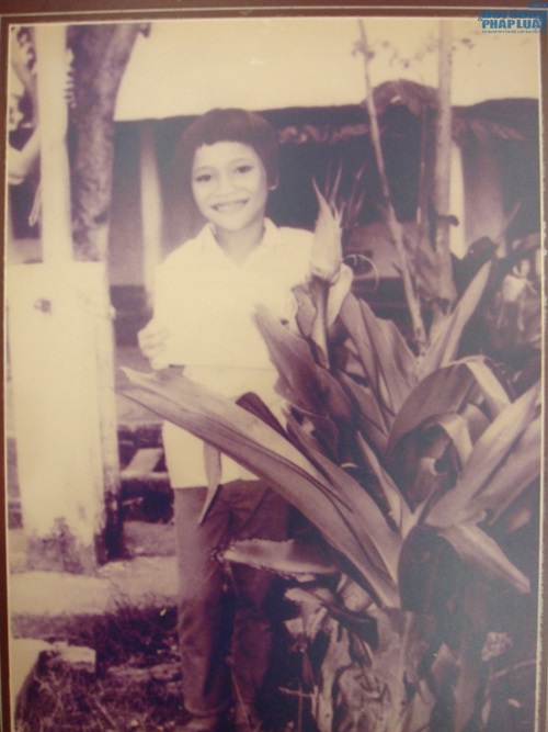 Lộ ảnh thuở 3 tuổi giống hệt con trai của Hồng Ngọc