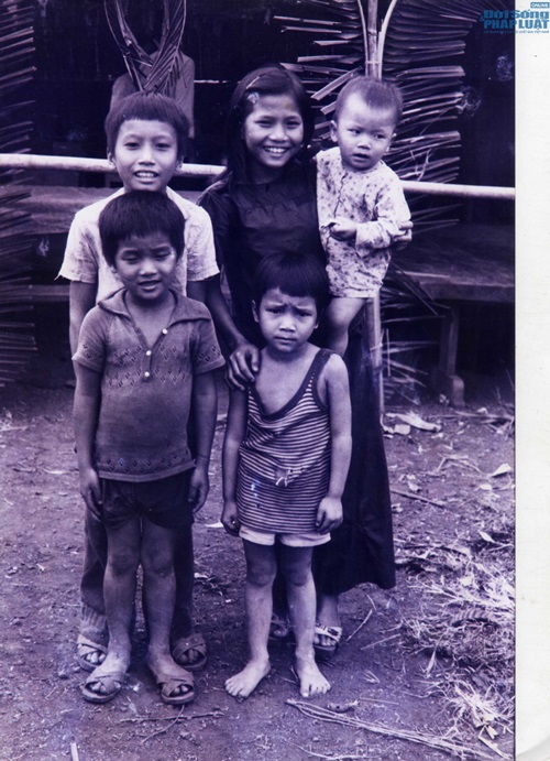 Lộ ảnh thuở 3 tuổi giống hệt con trai của Hồng Ngọc