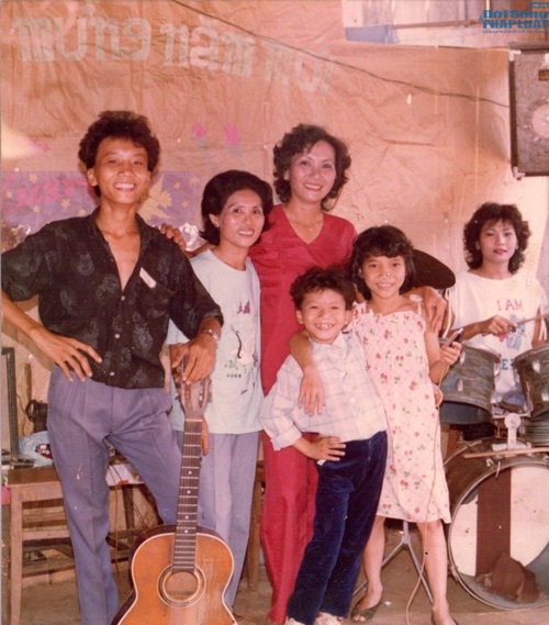 Lộ ảnh thuở 3 tuổi giống hệt con trai của Hồng Ngọc