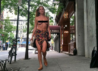 Con gái Demi Moore không mặc áo xuống phố Con gái Demi Moore không mặc áo xuống phố