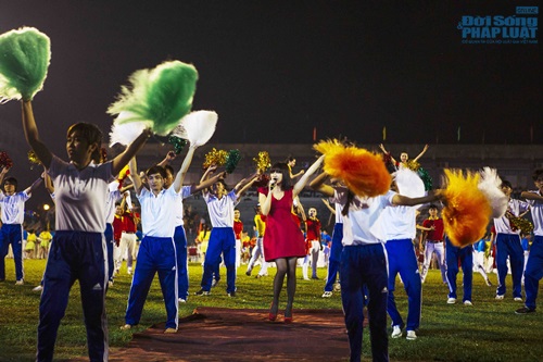 Văn Mai Hương diễn cùng 1000 vận động viên trên sân vận động