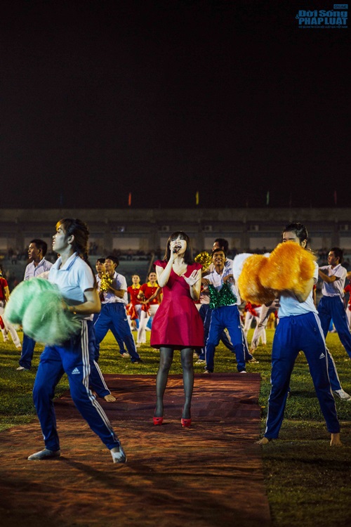 Văn Mai Hương diễn cùng 1000 vận động viên trên sân vận động