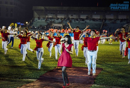 Văn Mai Hương diễn cùng 1000 vận động viên trên sân vận động