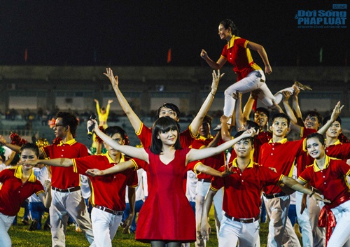 Văn Mai Hương diễn cùng 1000 vận động viên trên sân vận động