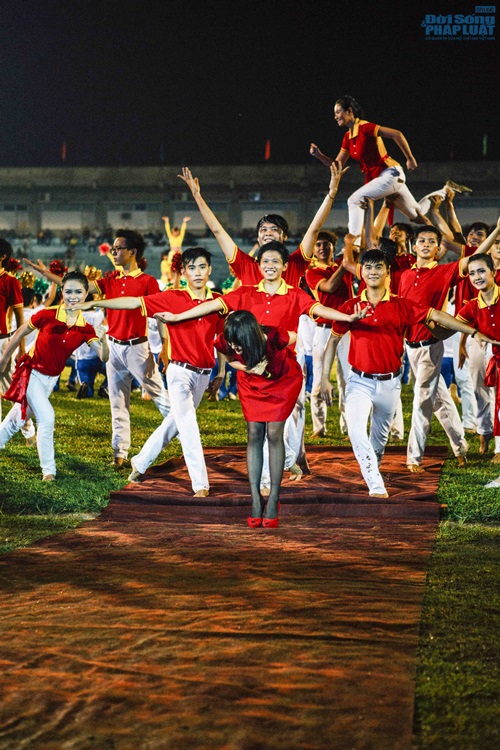 Văn Mai Hương diễn cùng 1000 vận động viên trên sân vận động