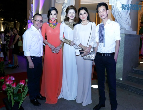 Doanh nhân Thủy Tiên cùng dàn sao tới chúc mừng Linh Nga