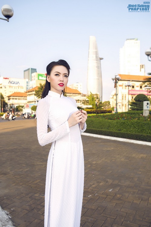 Vũ Hoàng Điệp mặc áo dài trắng ngồi xe Dream cũ kỹ