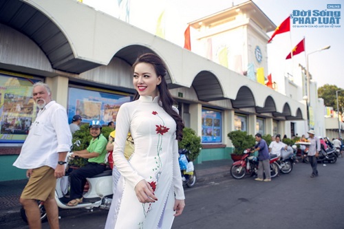 Vũ Hoàng Điệp mặc áo dài trắng ngồi xe Dream cũ kỹ