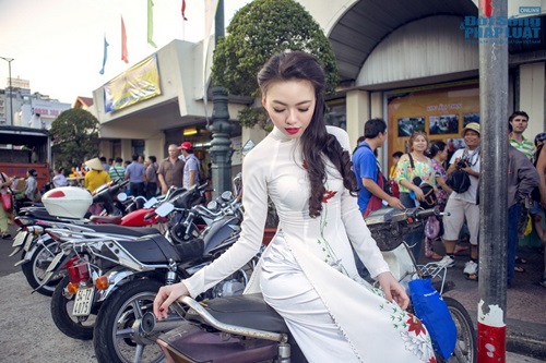 Vũ Hoàng Điệp mặc áo dài trắng ngồi xe Dream cũ kỹ