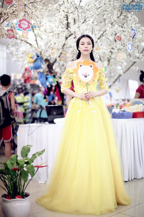 Trà Ngọc Hằng làm công chúa Disney vui chơi với trẻ nhỏ ngày 1/6 Trà Ngọc Hằng làm công chúa Disney vui chơi với trẻ nhỏ ngày 1/6