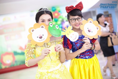 Trà Ngọc Hằng làm công chúa Disney vui chơi với trẻ nhỏ ngày 1/6 Trà Ngọc Hằng làm công chúa Disney vui chơi với trẻ nhỏ ngày 1/6