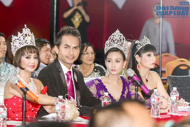 Thúy Hạnh cùng Hoa hậu quý bà Sương Đặng làm giám khảo tại Mỹ 