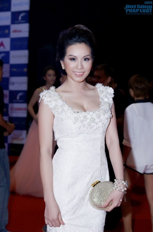 Hoa hậu Thu Hoài đẹp lộng lẫy dự sự kiện với dàn đồ hiệu