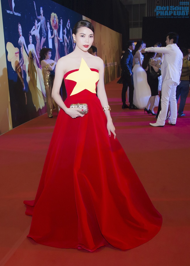 Trần Bảo Sơn thân mật Lý Nhã Kỳ, Trà Hằng nổi bật đầm cờ Tổ Quốc