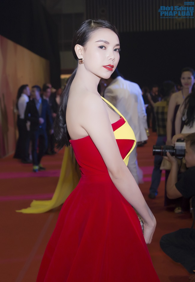 Trần Bảo Sơn thân mật Lý Nhã Kỳ, Trà Hằng nổi bật đầm cờ Tổ Quốc