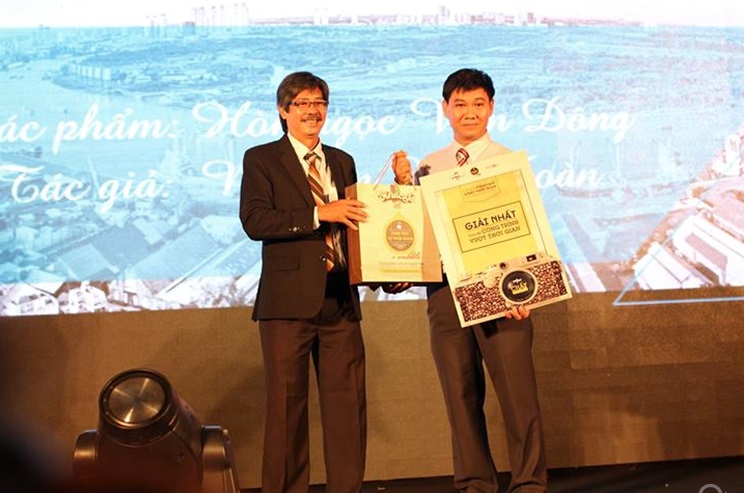 Hàng nghìn bạn trẻ nô nức tham dự triển lãm ảnh Chất Thời Gian 