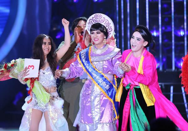 Mẹ Hoài Lâm liên tục khóc khi chia sẻ về con trai