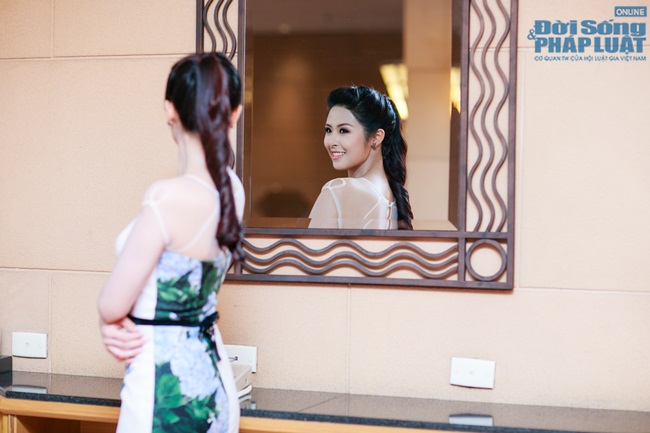 Ngọc Hân đẹp dịu dàng với váy in hoa