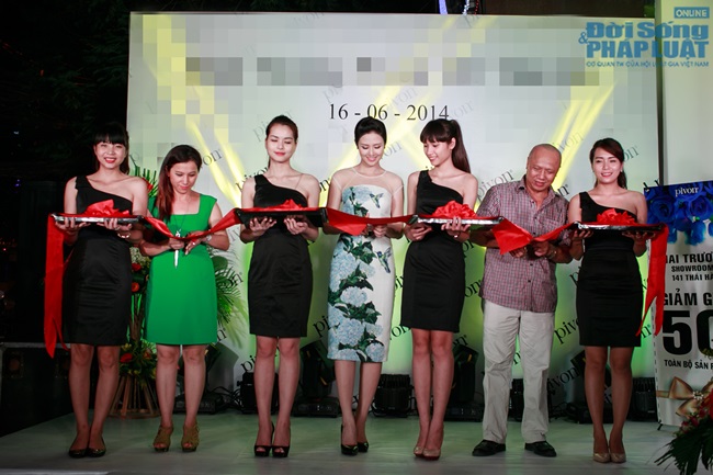 Ngọc Hân đẹp dịu dàng với váy in hoa