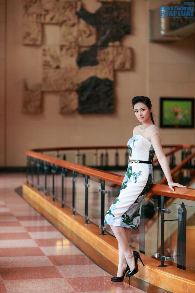 Ngọc Hân đẹp dịu dàng với váy in hoa