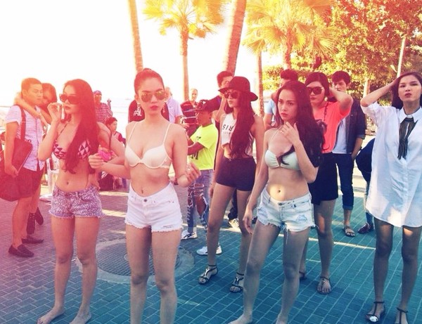 Clip: Ngọc Trinh diện áo ngực  nhảy sexy trên nền nhạc Happy