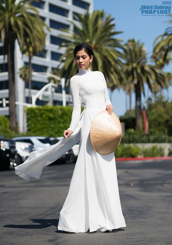 Trương Thị May diện áo dài trắng khoe dáng trên đất Mỹ