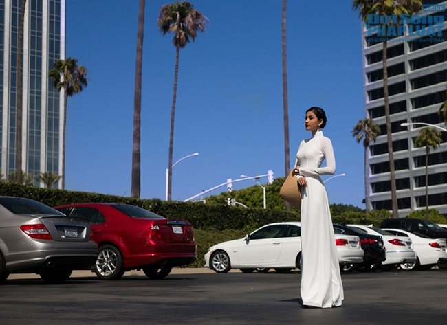 Trương Thị May diện áo dài trắng khoe dáng trên đất Mỹ