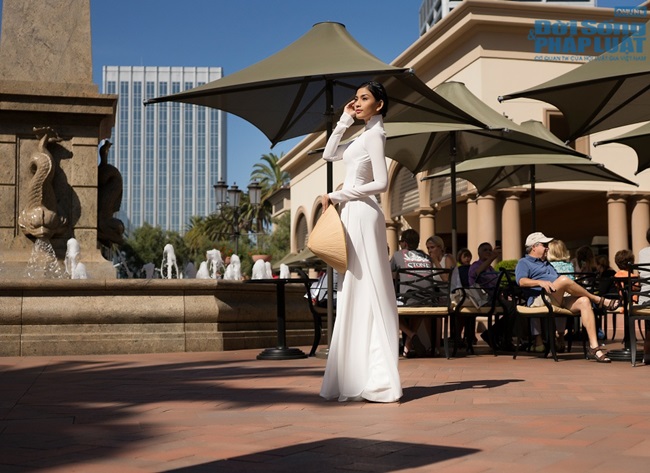 Trương Thị May diện áo dài trắng khoe dáng trên đất Mỹ