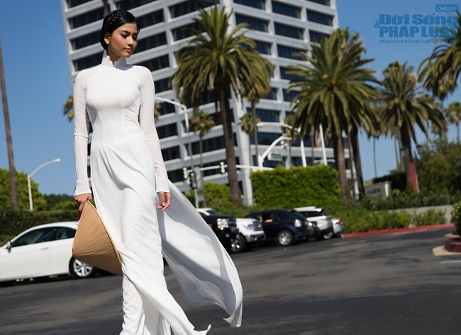 Trương Thị May diện áo dài trắng khoe dáng trên đất Mỹ Trương Thị May diện áo dài trắng khoe dáng trên đất Mỹ