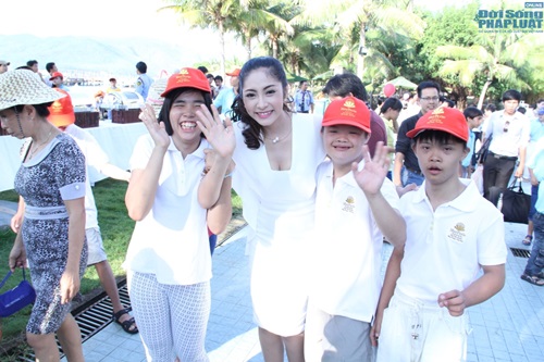 Hoa hậu Đại Dương Đặng Thu Thảo giản dị đi từ thiện