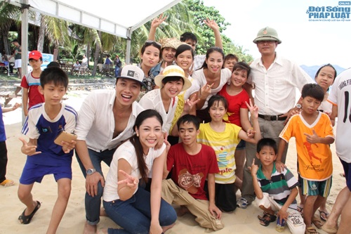 Hoa hậu Đại Dương Đặng Thu Thảo giản dị đi từ thiện