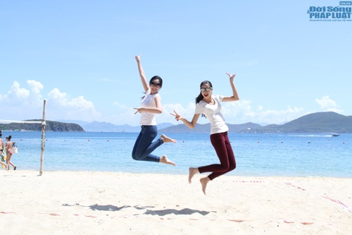 Hoa hậu Đại Dương Đặng Thu Thảo giản dị đi từ thiện