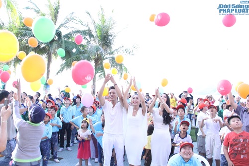 Hoa hậu Đại Dương Đặng Thu Thảo giản dị đi từ thiện